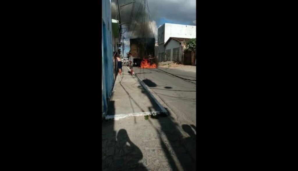 Caminhão de colchões bate em poste e pega fogo em São Bento do Una