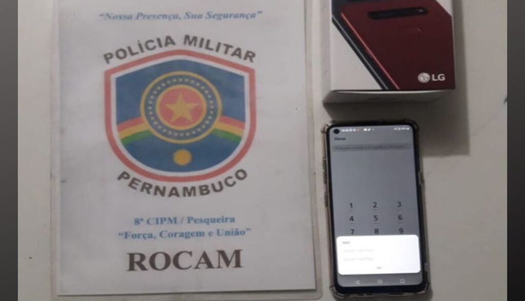 Mulher é detida com celular roubado durante abordagem da PM