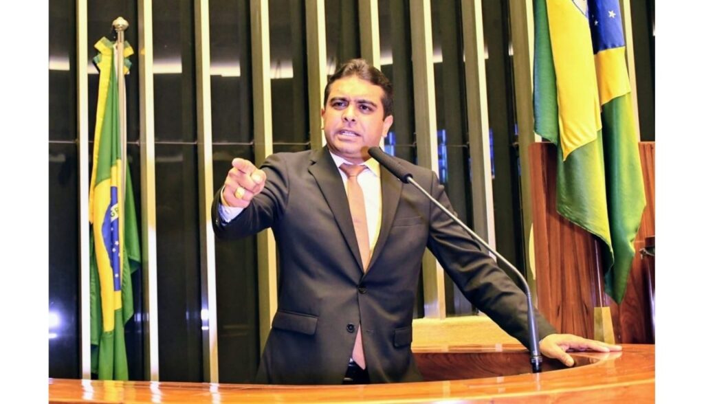 Fernando Rodolfo apresenta emenda pra garantir vacinação de professores antes do retorno às aulas