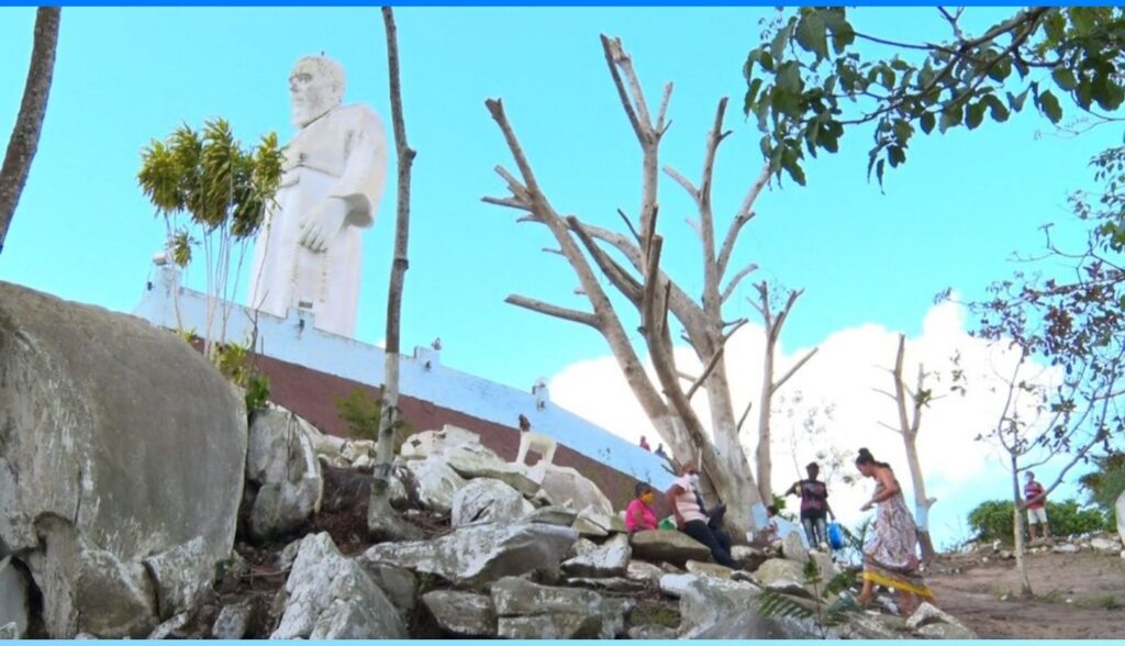 Água jorra de árvore próxima ao Santuário de Frei Damião, em São Joaquim do Monte, e fiéis dizem: 'Tudo indica que é um milagre'