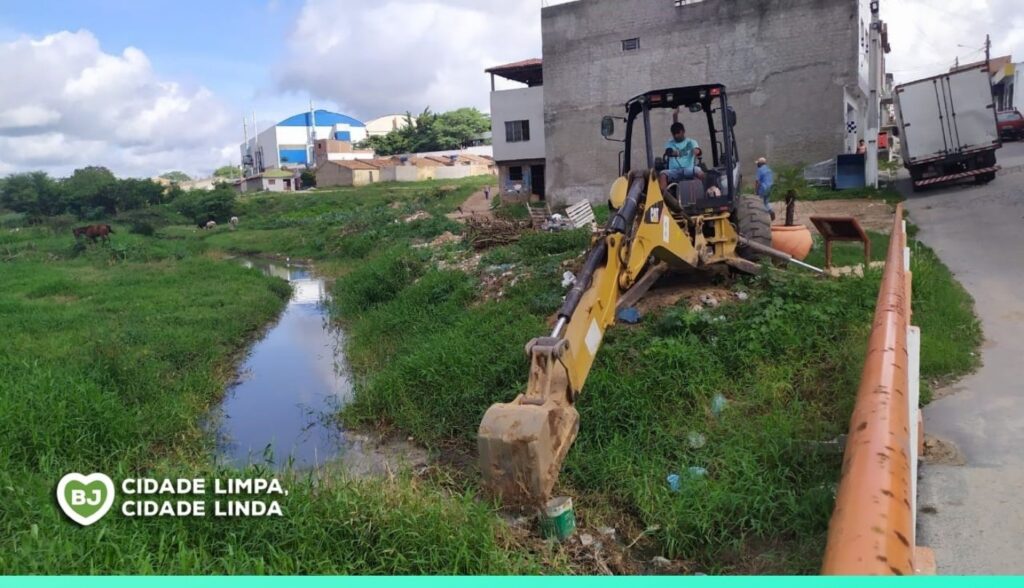 Secretaria de Infraestrutura inicia limpeza do canal do Pontilhão