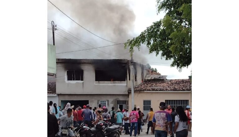 Homem sofre queimaduras de 1º, 2º e 3º graus durante incêndio em Lajedo; Corpo de Bombeiros está no local