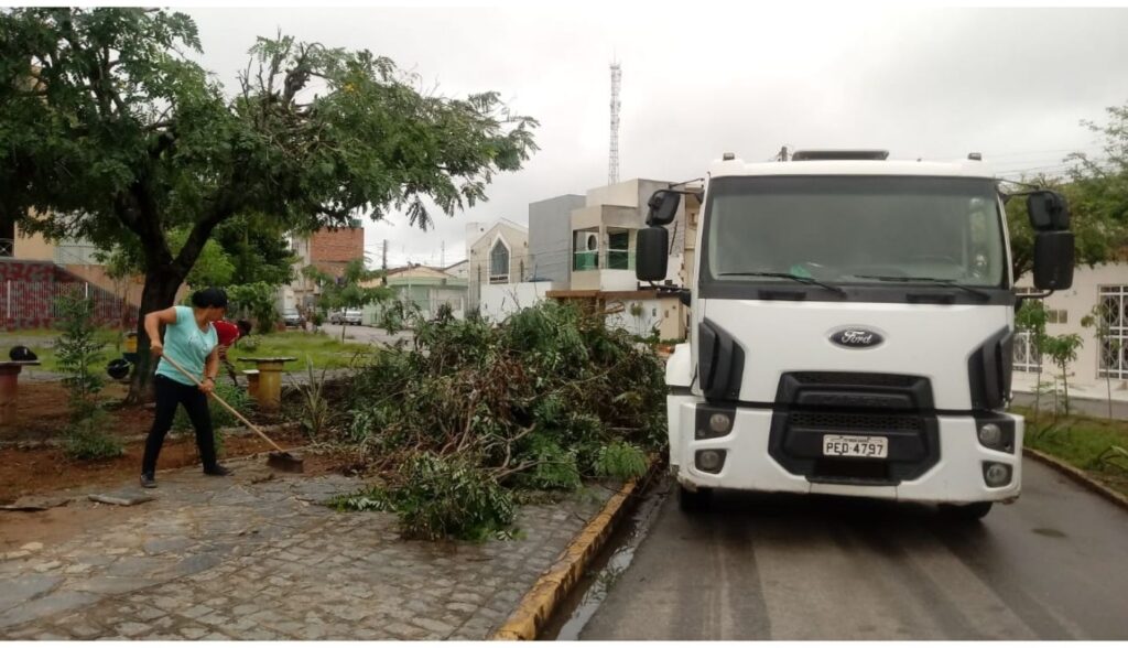 Secretaria de Infraestrutura intensifica serviços de limpeza, tapa-buracos e reposição de calçamento