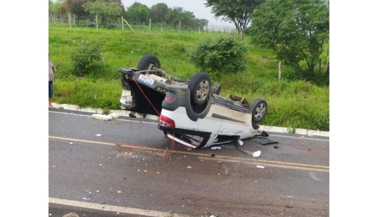 Carros capotam após colisão e seis pessoas ficam feridas na BR-424, em Caetés