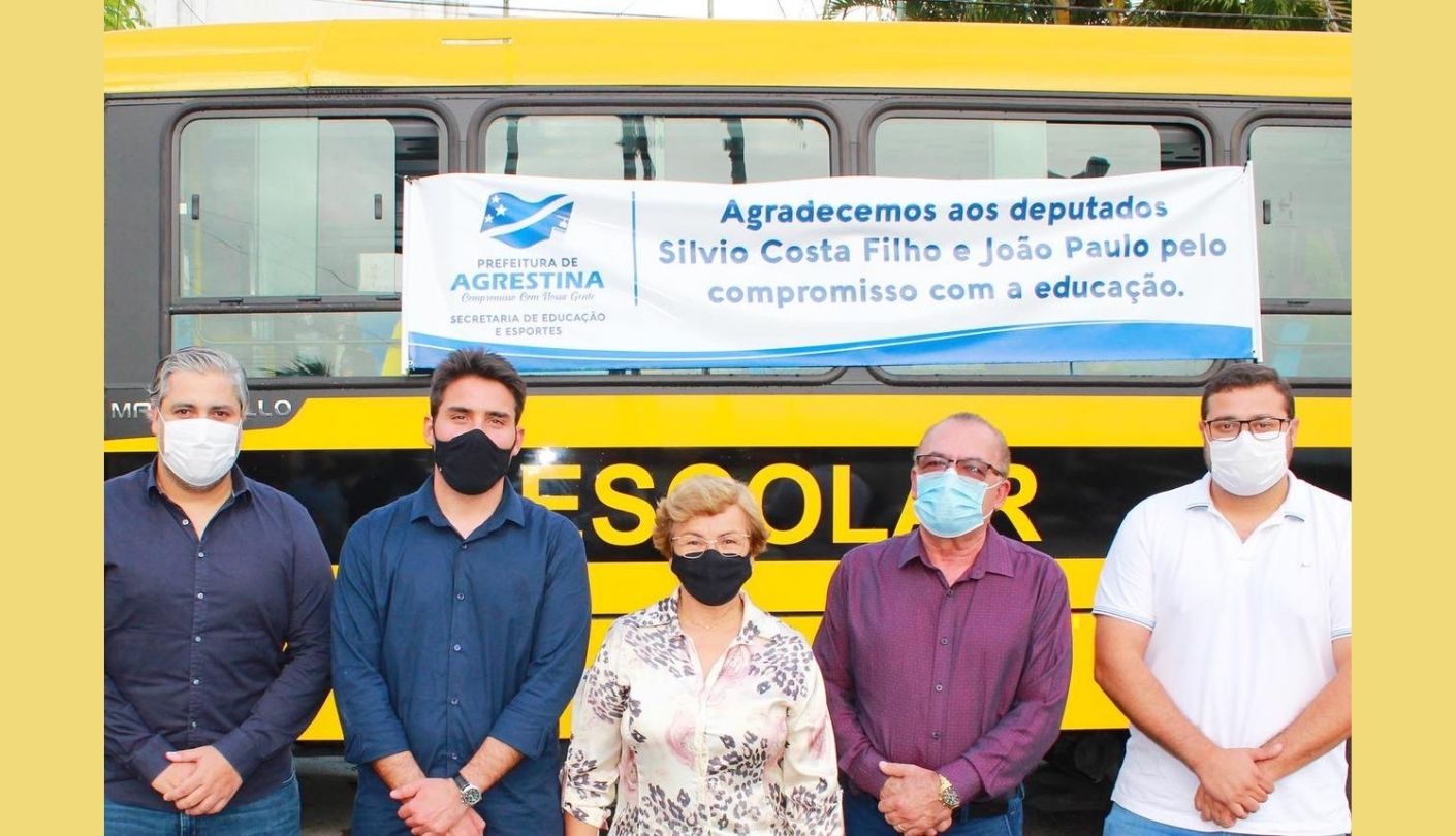 João Paulo Costa participa de entrega de ônibus escolar em Agrestina