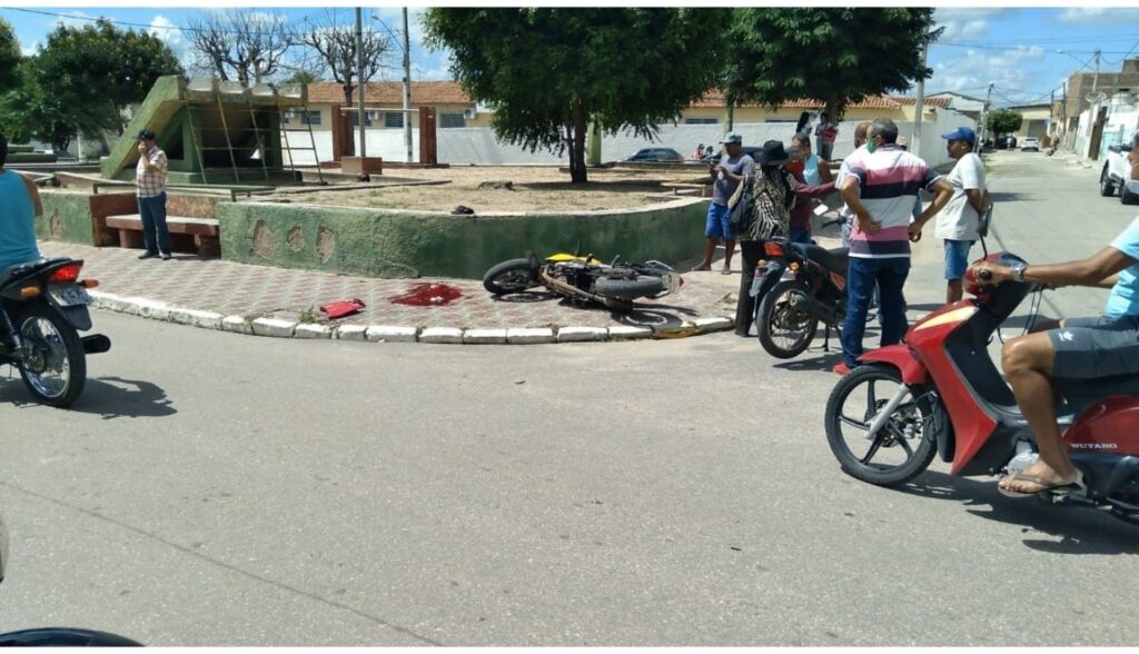 Carro bate em moto e mata homem no centro de Cachoeirinha