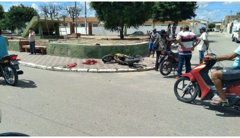 Carro bate em moto e mata homem no centro de Cachoeirinha