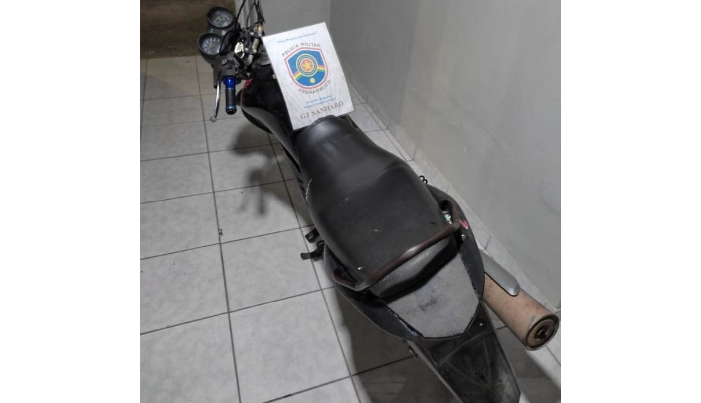 Em Sanharó, polícia apreende moto roubada que esteva sem placa