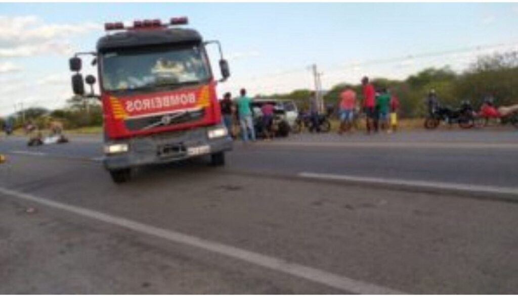 Colisão deixa carro totalmente destruído e mata motorista na BR-232, em Serra Talhada