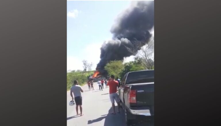 Homem morre carbonizado após colisão e explosão entre dois caminhões em Surubim