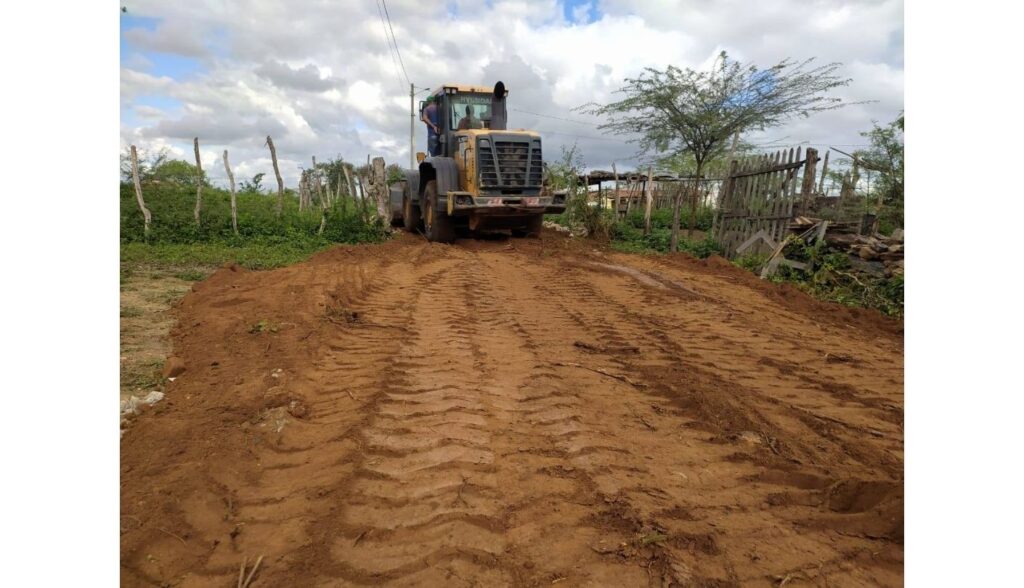 Secretaria de obras de Tacaimbó realiza a requalificação de trechos da estrada Cova das Negras