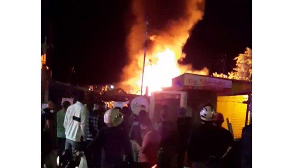 Incêndio é registrado no pátio da feira de Serra Talhada e atinge barraca de verduras