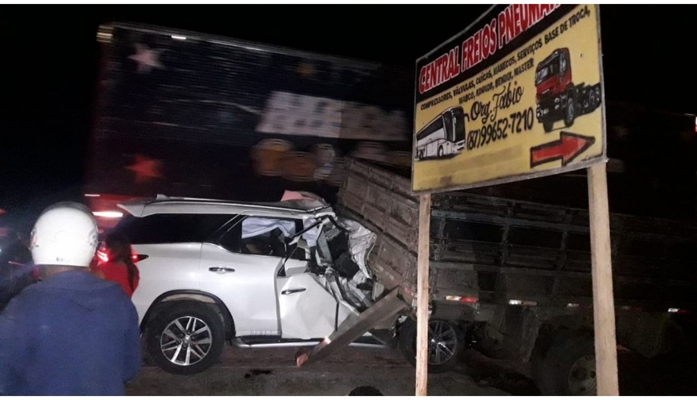 Três homens morrem após carro colidir na traseira de caminhão na BR-423, em Lajedo