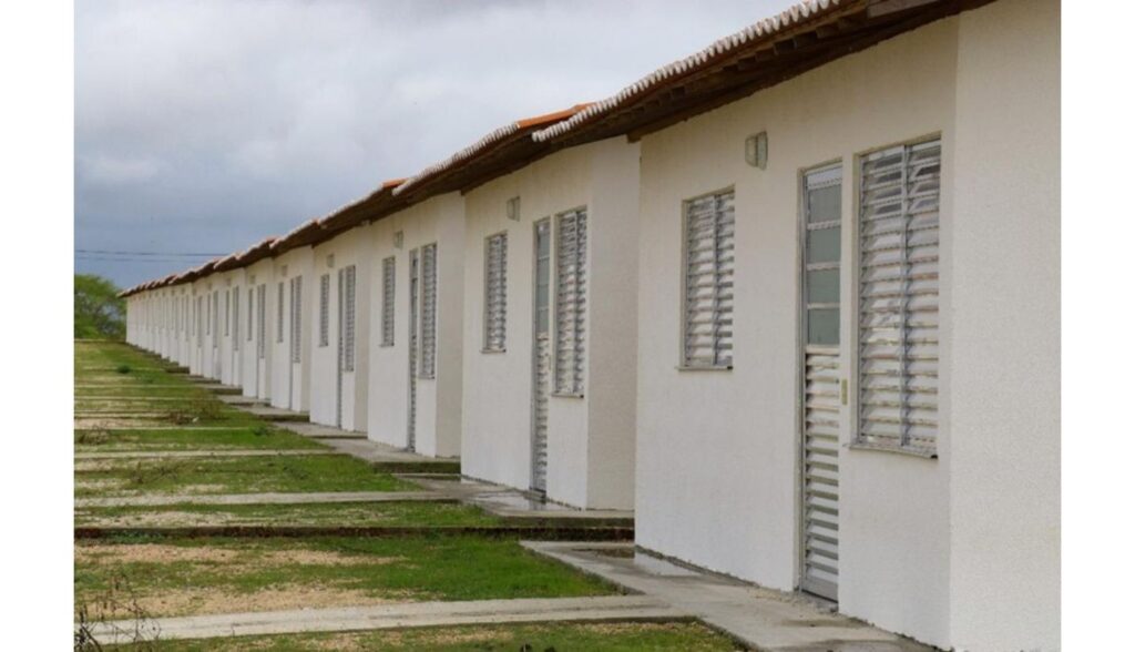 Em Águas Belas (PE), 200 famílias de baixa renda recebem a casa própria