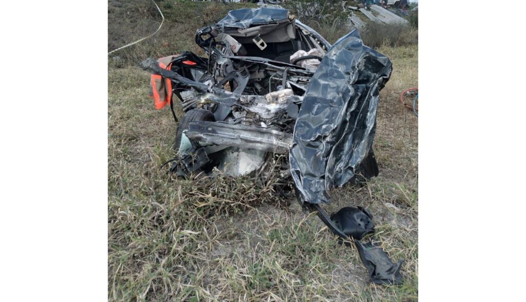 Casal e criança ficam feridos em colisão entre carro e carreta na BR-232, em Arcoverde