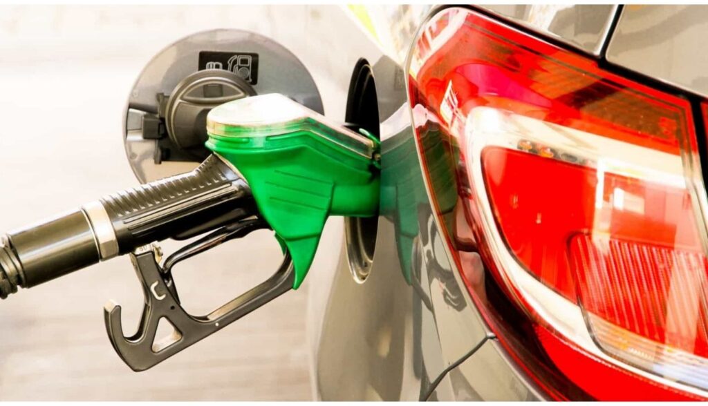 Gasolina já é vendida a R$ 7,36 em postos pelo Brasil; preço médio chega a quase R$ 6