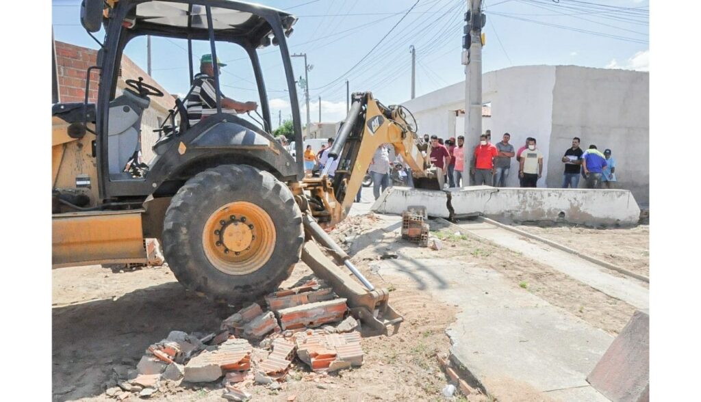 Prefeitura de Brejo da Madre de Deus inicia desobstrução de ruas na 2ª etapa das Casas da Caixa