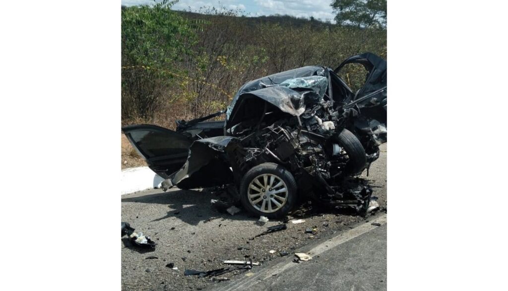 VÍDEO: Grave acidente entre dois carros deixa 6 mortos e 2 feridos na BR-232, em Pesqueira; criança está entre as vítimas