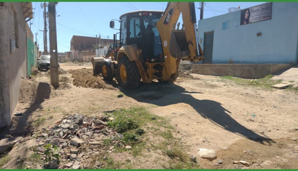 A prefeitura de Belo Jardim segue cuidando da infraestrutura da cidade através dos serviços de reposição, saneamento, limpeza urbana e com a operação tapa-buracos com paralelepípedos e asfalto. Nesta quarta-feira (13), as ações deram início em alguns bairros e continuidade em outros. O objetivo é promover uma melhor acessibilidade nas ruas da cidade, tanto para os motoristas, quanto para os pedestres. As ações de tapa-buraco são feitas pela prefeitura em duas frentes: parte do tapa-buraco é feito pela prefeitura e a outra parte foi contratada a empresa Guiomar de Souza Araújo através de processo licitatório. Para a operação de asfalto, foi feito um processo licitatório para a aquisição do material, que será aplicado com a equipe da prefeitura. A gestão anseia que os problemas de mobilidade urbana sejam solucionados, para que os cidadãos belo-jardinenses tenham uma qualidade de vida cada vez melhor. Confira abaixo os serviços que foram realizados e os bairros contemplados: ⦁ Continuação da desobstrução do saneamento nas caixas de inspeção na Rua Sebastiana Crementina; ⦁ Desobstrução do saneamento e caixa de inspeção: Rua Sebastiana Crementina, no bairro Viana Moura da BR, Rua 06, na COHAB II, Rua Augusto dos Anjos, na COHAB I; ⦁ Operação tapa-burcaos com asfalto: Rua Etelvina Cordeiro Mergulhão, no bairro Édson Mororó; Rua Diário de Pernambuco; Rua Valdemar de Lima, no bairro Boa Vista; ⦁ Limpeza Urbana – Retirada de Volumosos, na Viana e Moura da Faculdade; ⦁ Finalização da Requalificação da COHAB III.