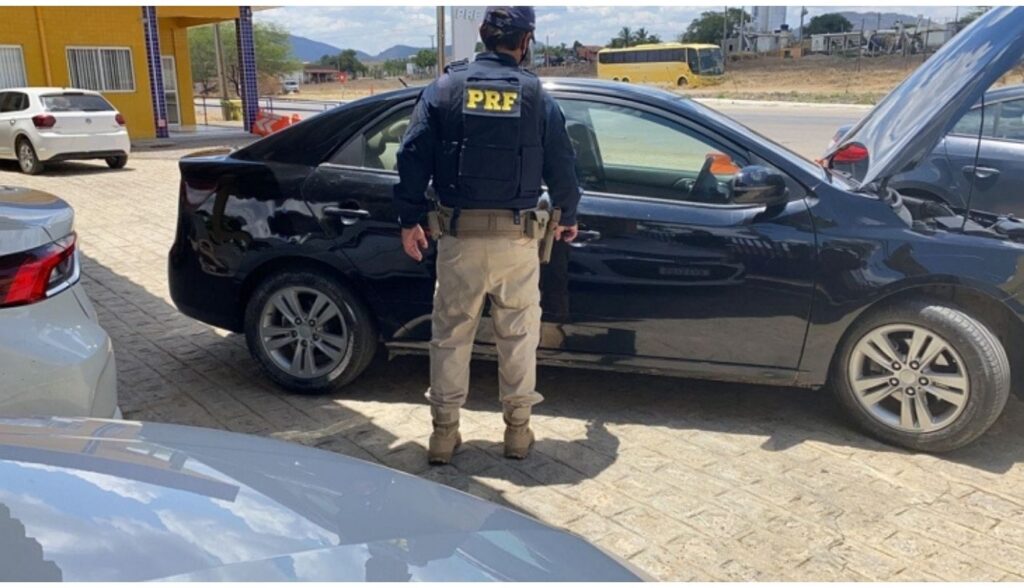 Carro roubado há seis anos em Salvador é recuperado em Serra Talhada