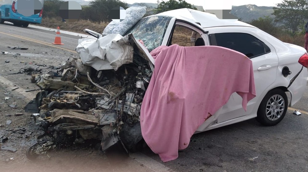 VÍDEO: Grave acidente entre dois carros deixa 6 mortos e 2 feridos na BR-232, em Pesqueira; criança está entre as vítimas