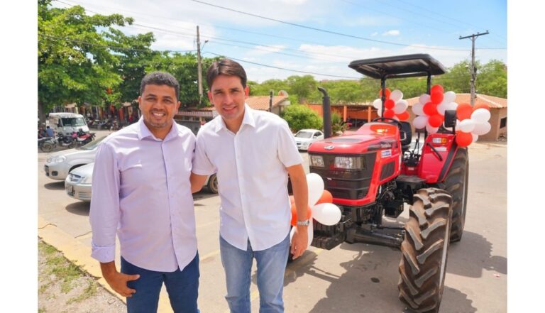 Tacaimbó recebe novo trator através de emenda parlamentar do deputado Silvio Costa Filho