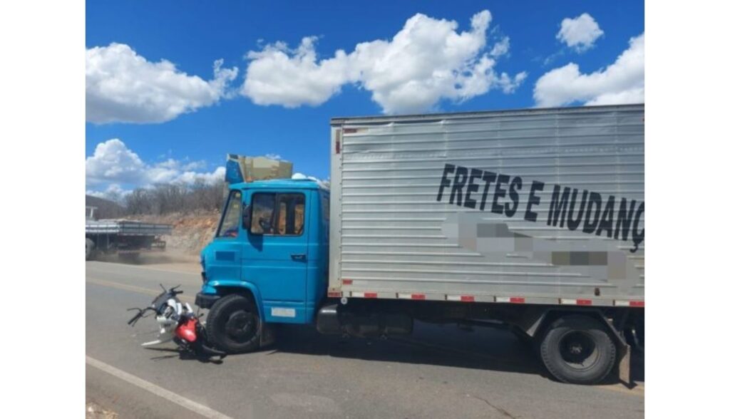 Dois homens morrem após moto e caminhão colidirem frontalmente em Taquaritinga do Norte