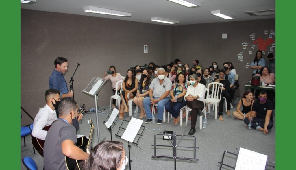 Secretaria de Juventude realiza entrega dos certificados dos cursos de iniciação ao Teatro e Violão