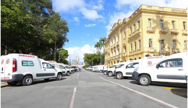 Paulo Câmara entrega ambulâncias a prefeitos de municípios pernambucanos