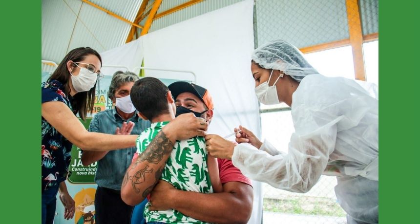 Criança autista é a primeira vacinada contra Covid-19 nesta nova etapa da imunização, em Belo Jardim