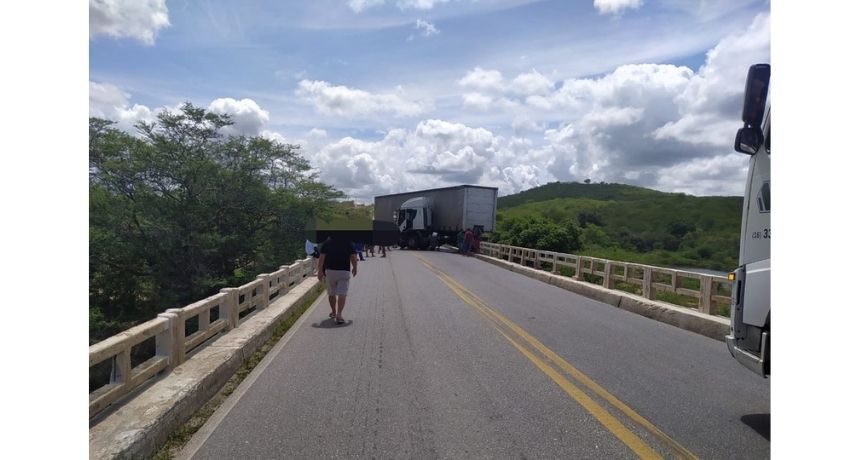 Motorista de caminhão perde controle do veículo e ocupa dois sentidos da BR-232, em Tacaimbó