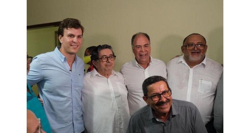 Miguel Coelho une adversários políticos em João Alfredo