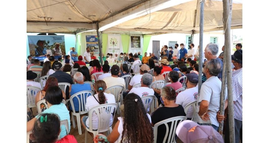 Agricultores de Belo Jardim comemoram entrega de escrituras públicas pelo presidente do Iterpe, Henrique Queiroz