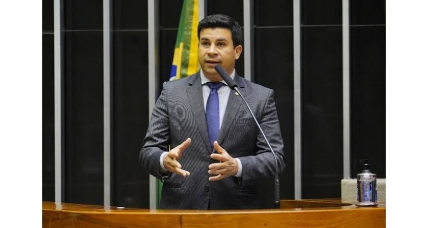 Carlos Veras abre mão de disputa no Senado em favor de Teresa Leitão