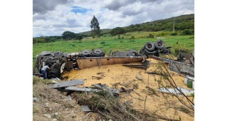 Carreta tomba na PE-193 e PM evita que carg seja saqueada