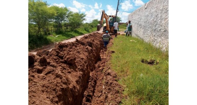 Obra do Plano Retomada leva abastecimento á zona rural de Lajedo