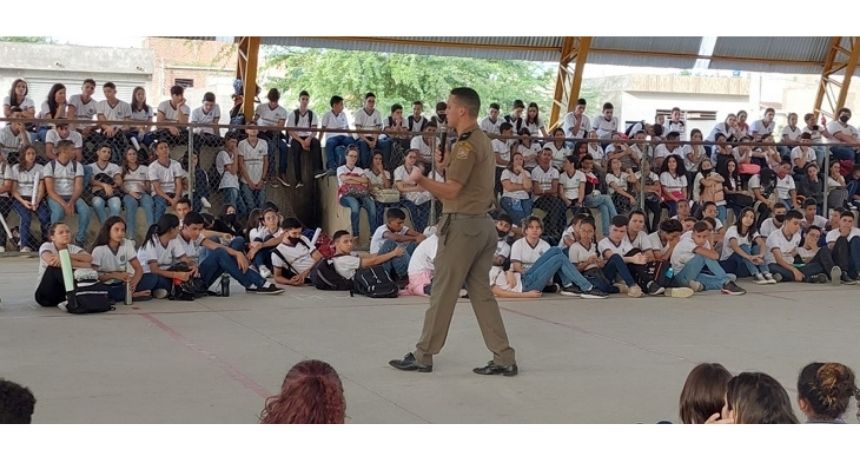 15º BPM realiza palestra em escola de Cachoeirinha