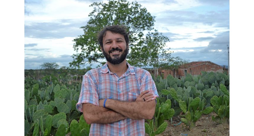 Depois de participar da elaboração e articulação de diversas políticas públicas, como o Programa Cisternas, que culminou com a implementação de mais de 1,4 milhão de unidades em vários estados do Semiárido brasileiro (sendo uma iniciativa de tecnologia social para acesso e armazenamento da água premiada pela ONU), agora Alexandre Pires aceitou uma nova missão: representar o movimento agroecológico na Assembleia Legislativa de Pernambuco Agroecologia, Agricultura de Baixo Carbono, Agricultura Resiliente ao Clima. Essas são formas de praticar a agricultura produzindo alimentos saudáveis, preservando e recuperando as florestas, resgatando a fertilidade dos solos, gerando trabalho e renda no campo e gerando maior resiliência da agricultura à emergência climática que tende a afetar a produção de alimentos para a humanidade. A Agroecologia integra um conjunto de técnicas e saberes que o ativista pernambucano Alexandre Pires, de 46 anos, defende como solução para pensar o desenvolvimento com sustentabilidade e inclusão socioprodutiva de jovens, mulheres e homens no campo e nas cidades. Depois de participar da elaboração e articulação de diversas políticas públicas, como o ​​Programa Cisternas, que culminou com a implementação de mais de 1,4 milhão de unidades em vários estados do Semiárido brasileiro (sendo uma iniciativa de tecnologia social para acesso e armazenamento da água premiada pela ONU), agora Alexandre Pires aceitou uma nova missão: representar o movimento agroecológico na Assembleia Legislativa de Pernambuco. E para uma candidatura pautada pela agroecologia, nada mais justo que seu lançamento seja realizado dentro de uma experiência concreta de agroecologia que está recuperando a Caatinga, preservado o solo contra a desertificação e ampliando a biodiversidade agrícola. Assim será o ​​lançamento da pré-candidatura de Alexandre Pires ​a deputado estadual ​no próximo domingo, 5 de junho, Dia Mundial do Meio Ambiente, deslocando o “centro” para o meio rural. A partir das ​14h​, no sítio Lagoa Escondida, zona rural de Vertentes, no agreste Setentrional, há 149 km do Recife. O ato conta com a presença de lideranças da esquerda de Pernambuco como João Arnaldo Novaes, pré-candidato a governador pelo PSOL, Tiago Paraíba presidente estadual do PSOL, Paulo Rubem Santiago pré-candidato a deputado federal pela REDE, Carol Vergolino, Luiza Carolina, Janielly Azevedo, Robeyoncé Lima e Laís Araújo pré-candidatas a deputadas federais pelo PSOL. "Para mim que sou do interior e tenho minha vida de luta em defesa da agroecologia, há uma simbologia importante de mobilizar pessoas da capital para a zona rural do interior, dando visibilidade às práticas sustentáveis dos agricultores e agricultoras”. Alexandre é pré-candidato pelo PSOL. A escolha do local e da data revelam o respeito e valorização da pré-candidatura às famílias do campo e à uma agenda socioambiental relevante nesse contexto de emergência climática e fome que se passa no Brasil. “As potencialidades da agricultura familiar ainda são invisíveis ao “centro do poder”, nós precisamos olhar para o campo em outra perspectiva. É necessário jogar luz sobre a Caatinga, as nascentes e rios, e às experiências de ​C​onvivência com o Semiárido que comprovadamente geram maior resiliência aos efeitos climáticos”. A pré-candidatura de Alexandre é fomentada pelo coletivo Agroecologia Urgente, formado por agricultoras e agricultores, agroecologistas, professoras e professores, pesquisadoras e pesquisadores, artistas, extensionista rurais e militantes de diversas organizações e movimentos sociais atuantes em Pernambuco que veem nesta plataforma diversas soluções para as crises socioeconômicas e climáticas, em especial a fome que já assola mais de 77 milhões de brasileiros, segundo dados divulgados pela Fundação Getúlio Vargas no fim de maio. DA CIDADE AO CAMPO - ao lançar a pré-candidatura no campo, ao invés da cidade, Alexandre sinaliza que é preciso garantir a geração de trabalho e renda no campo além da ótica do agronegócio: fazer reforma agrária,​ ​abandonar os venenos e as sementes transgênicas e usar sementes crioulas e insumos naturais, fomentar ainda mais a economia solidária e todas as suas potencialidades, produzir alimentos saudáveis para as pessoas do campo e das cidades, conservando a biodiversidade, florestas e fontes de água. "Também é importante fortalecer os saberes e cultura camponesa, em especial o diálogo com as comunidades quilombolas, indígenas e pescadores. A agroecologia tem essa característica de respeito aos conhecimentos tradicionais, como aliada na defesa dessas populações aos seus territórios e seus modos de vida", destaca.​ As práticas agroecológicas incluem estratégias que ​são fundamentais: assistência técnica e extensão rural (ATER) de qualidade e feiras agroecológicas em cada município, por exemplo. Porém, hoje, essas ações dependem de articulações como as que Alexandre Pires desenvolveu no Centro Sabiá e na Articulação do Semiárido Pernambucano (ASAPE), que resultou em mais de 140 feiras agroecológicas pelo estado e assistência ​técnica ​para mais de 10.000 famílias em todas as regiões de PE. "Temos um déficit no Instituto Agronômico de Pernambuco (IPA) de mais de 2.000 técnicos extensionistas, embora universidades, escolas e institutos federais formem centenas de profissionais todos os anos. A miopia político-eleitoral não permite os governos fazer concurso e executarem a política pública de ATER, mas essa será uma bandeira nossa", garante. A ampliação do acesso à água, e em especial a política de cisternas, é outro ponto que Alexandre considera urgente para a retomada da autonomia das famílias do campo: a tecnologia social oportuniza armazenar água para uso das famílias, para produção de alimento para as pessoas e para os animais. Porém a política pública vem sendo enfraquecida desde o governo Temer e piorou ainda mais sob a gestão Bolsonaro: após o recorde de 111 mil e 106 mil cisternas em 2013 e 2014, respectivamente, ano após ano a construção dessas tecnologias no Semiárido vem caindo, até atingir o número pífio de menos de 3 mil em 2021. QUEM SÃO OS AGRICULTORES FAMILIARES? - ​​O universo do campo abriga uma população diversa: há indígenas, ​quilombolas, ​negras e negros, LGBTQIA+, familias lideradas por mulheres camponesas, e todas essas populações também precisam dos direitos básicos adaptados a elas - acesso à saúde e à educação de qualidade, segurança, saneamento, cultura, mobilidade e inclusão digital. Logo, Alexandre vê em seu campo de atuação um leque que vai além do processo produtivo: "se queremos falar de desenvolvimento rural sustentável, precisamos olhar para o todo. Precisamos colocar “na mesa” e tratar com respeito as demandas históricas das populações camponesas que permanecem governo após governo, e o legislativo estadual não pode acompanhar essa onda, precisamos ter um papel questionador do estado e propositivo. O que transforma a vida das pessoas são as políticas públicas." BIOGRAFIA - Alexandre Pires é natural do município de Iguaracy. Filho de agricultores, saiu do vilarejo de Jabitacá e, desde os 14 anos, mora em Recife, onde formou-se em Biologia e, depois, fez mestrado em Extensão Rural e Desenvolvimento Local, na UFRPE. Desde 2002 atua no Centro Sabiá, ONG que atua com Agroecologia há 28 anos em Pernambuco. Desde 2011, atua na Articulação no Semiárido Pernambucano (ASA/PE), rede que influenciou fortemente o Programa ​Cisternas​ do Governo Federal​. Também foi membro de conselhos e comissões de controle social de políticas públicas, como o Conselho de Segurança Alimentar de Pernambuco e a comissão que construiu a Política Estadual de Agroecologia e Produção Orgânica, sancionada em janeiro de 2021. “São espaços onde fui e sigo sendo defensor da agroecologia como caminho para promoção de uma sociedade mais justa e inclusiva”, finaliza. Nas redes Alexandre pode ser encontrado a partir do @AlexandrePires.PE. ​SERVIÇO: ​​lançamento da pré-candidatura d​o ativista ​Alexandre Pires domingo, 5 de junho, Dia Mundial do Meio Ambiente, ​1​2h, no sítio Lagoa Escondida, zona rural de Vertentes, no agreste Setentrional​.​ Assessoria de imprensa: Leonardo Lemos (81) 98749 3270 (Oi) (81) 997458340 (Tim)