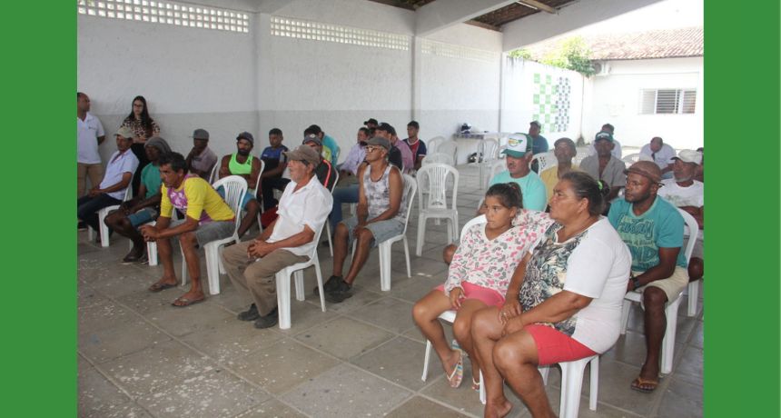 Ação teve o objetivo de fazer o cadastramento dos carroceiros e identificação das carroças para um melhor ordenamento do trânsito Nesta terça-feira (14), a Prefeitura de Belo Jardim, por meio das secretarias de Agricultura, Assistência Social, Defesa Cidadã e Saúde, realizou uma reunião com os carroceiros da cidade com o objetivo de organizar o trânsito e valorizar a classe trabalhadora. Para isso, foi feito um cadastro dos carroceiros, que receberam uma placa de identificação das suas carroças. Cerca de 20 carroceiros participaram desta ação. Está no planejamento das secretarias envolvidas fazer outras reuniões para alcançar um número ainda maior. “É uma alegria e satisfação muito grande estar aqui hoje valorizando essa classe trabalhadora. É muito importante ter essa união entre governo e carroceiros para valorizá-los. O nosso intuito com esse encontro é identificar as carroças com uma numeração e fazer o cadastro de vocês para realizarmos ações em prol dessa classe trabalhadora que é tão especial e querida pra mim”, disse o prefeito Gilvandro Estrela em sua fala de abertura. Desde que o prefeito Gilvandro Estrela assumiu a gestão em janeiro de 2020, ele tem buscado realizar ações para organizar o trânsito. Duas destas ações foram o cadastramento dos mototaxistas e posteriormente dos taxistas do município. Agora, urge a necessidade de fazer essa organização com os veículos de tração animal, que de acordo com o Código Nacional do Trânsito também é considerado uma modalidade de transporte. Durante a reunião, a Secretaria de Defesa Cidadã se prontificou a fazer uma palestra a curto prazo com os carroceiros a fim de trazer orientações e instruções sobre o trânsito, enquanto a Secretaria de Saúde planeja fazer ações de prevenção de saúde com a classe trabalhadora, garantindo bem-estar e qualidade de vida a todos. Já a Secretaria de Assistência Social fará doações de cestas básicas mensalmente a todos os carroceiros cadastrados por meio do Centro de Referência em Assistência Social (Cras), dos bairros Santo Antônio e Cohab I. Além disso, o veterinário da Clínica Veterinária Municipal Vitória-Brenda, Dr. Coinha, orientou os carroceiros sobre os cuidados que devem ser tomados com a saúde dos animais e se disponibilizou para fazer consultas a todos. Participaram deste encontro representantes das secretarias de Agricultura, Assistência Social, Defesa Cidadã e Saúde, da Procuradoria Geral do Município, da Agência de Defesa e Fiscalização Agropecuária de Pernambuco (Adagro) e do 15º BPM de Belo Jardim. O momento foi finalizado com um coffee break para todos os que estavam presentes.