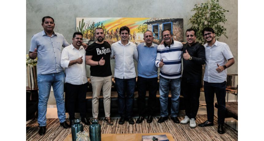Lucas Ramos fecha parceria com a família Dourado, em Lajedo, para pré-candidatura à Câmara dos Deputados