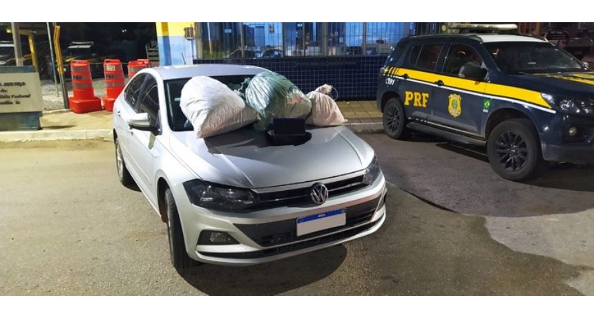 PRF e PM detém dupla com maconha e carro roubado em Serra Talhada