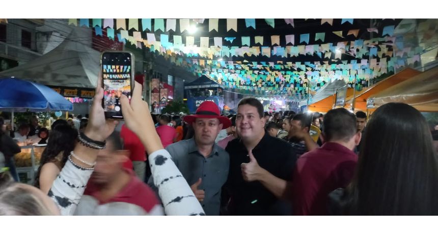 Acompanhado de Evandro Macarrão Beto Accioly prestigia a Festa das Marocas em Belo Jardim