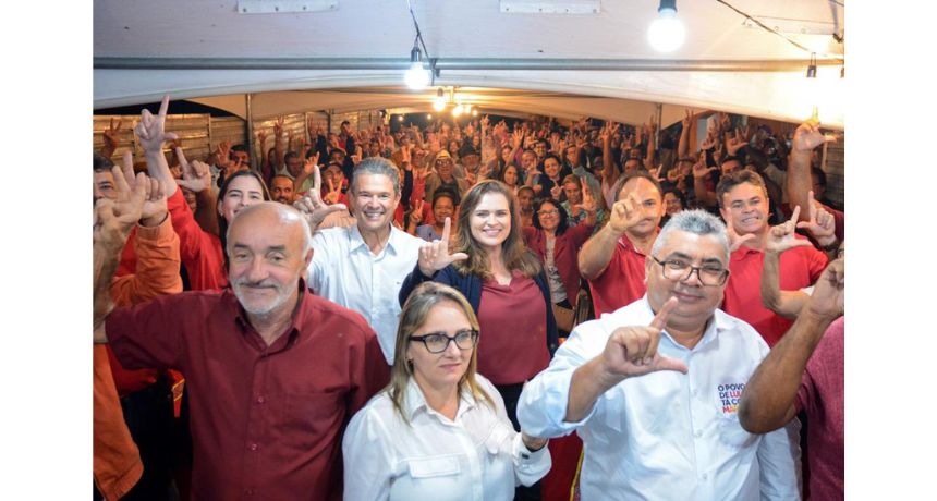 _A pré-candidata ao Governo de Pernambuco continua reforçando o seu palanque com importantes lideranças políticas de todo o Estado_ A pré-candidata ao Governo de Pernambuco, Marília Arraes, esteve, na noite da última terça-feira (20), no Agreste do Estado, realizando agendas em Orobó e Bom Jardim. Ao lado de André de Paula, pré-candidato ao Senado, Marília recebeu vários apoios políticos vindos dos municípios. A pré-candidata a deputada federal, Maria Arraes, também participou das atividades. Em Orobó, Marília e André receberam o apoio de Dui do Bujão, ex-prefeito da cidade, dos vereadores Júnior de Ubiraci, Lúcio Donato e Amilton do Sindicato, e dos ex-vereadores Lívio Aguiar, Lúcio Ramos e Gordo de Zé Gue. "Vamos trabalhar para que você, Marília, ajude nossos jovens, nossas mães, a construir um futuro melhor. Você é mãe, é mulher, e vai cuidar desse povo", afirma Dui. Marília Arraes fez questão de reforçar seu compromisso com os moradores de Orobó e deixou claro que uma das principais metas de seu futuro governo será a recuperação da saúde no estado. "O sistema de saúde do estado está sobrecarregado. Seja aqui em Orobó ou qualquer cidade do interior, as pessoas não têm onde se tratar. Precisam ir para o Recife se cuidar. A Restauração, por exemplo, está com teto caindo, água na canela quando chove. É preciso arrumar o que está aí." "Precisamos pagar o passivo desse monte de promessas que fizeram ao longo desses anos. Para mudar essa realidade, estamos propondo o Mais Médicos Pernambuco, proposta que está aliada ao compromisso de ampliar o número de leitos no interior do Estado, recuperar os hospitais regionais e ampliar o número de UPA's e UPAE's. Para fazer tudo isso, vou precisar de um senador que vai me ajudar e ajudar o presidente Lula. Esse senador será André de Paula", continua. *Apoio em Bom Jardim* Em Bom Jardim, no dia do aniversário da cidade, Marília Arraes recebeu dois importantes apoios do município: Miguel Barbosa, ex-prefeito de Bom Jardim, e Vânia de Miguel (PP), vice-prefeita da cidade e pré-candidata a deputada federal. "Marília Arraes é um mulher de força e que tem total capacidade de mudar os rumos de Pernambuco. Ela será nossa primeira mulher governadora", afirma Miguel. "Vamos caminhar juntos ao lado de Marília e ajudá-la a reconstruir Pernambuco", ressalta a vice-prefeita. Também estiveram nas agendas: Maria (ex-prefeita de João Alfredo); Sebastião Mendes (ex-prefeito de João Alfredo); Juarez da Banana (prefeito de Machados); Silvinho da Banana (vice-prefeito de Machados); Miguel Barbosa (ex-prefeito de Bom Jardim); Marcelo Mota (ex-vice-prefeito de Limoeiro e pré-candidato a deputado federal); Bia Moto (vereador de Bom Jardim); Lenilson do Posto (vereador de Bom Jardim); Ivonete Ivo (ex-vice-prefeita de Bom Jardim); Manoel Custódio (ex-prefeito de Machados). Fotos: PH Reinaux