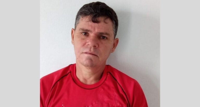 Homem com mandado de prisão por homicídio é preso pela Polícia Militar, em Lajedo