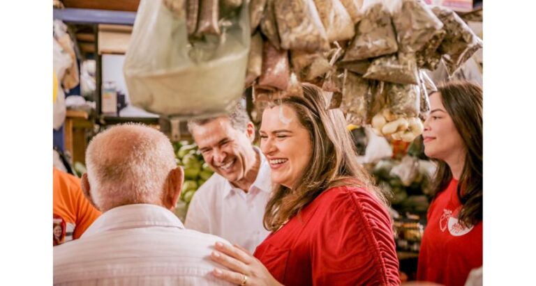 Marília Arraes participa de caminhada na feira de Nova Descoberta, Zona Norte do Recife