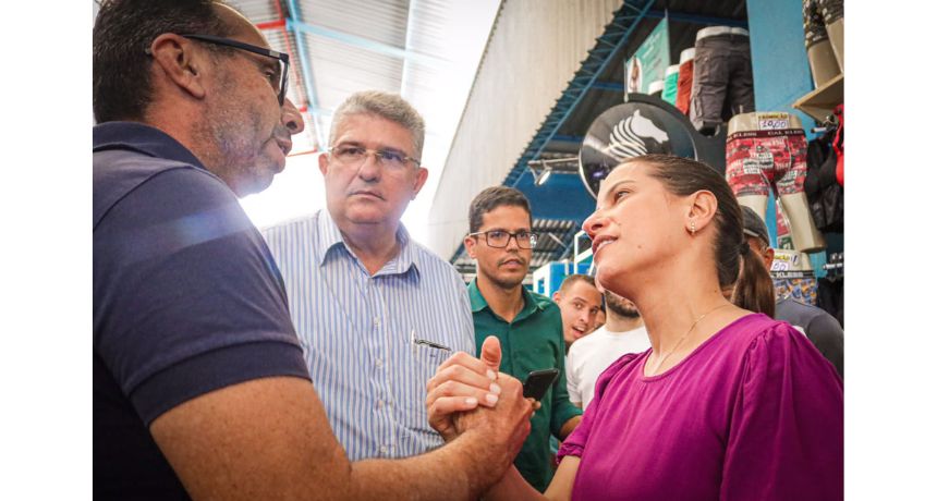 Raquel Lyra é recebida como futura governadora por comerciantes do polo de confecções em Santa Cruz do Capibaribe