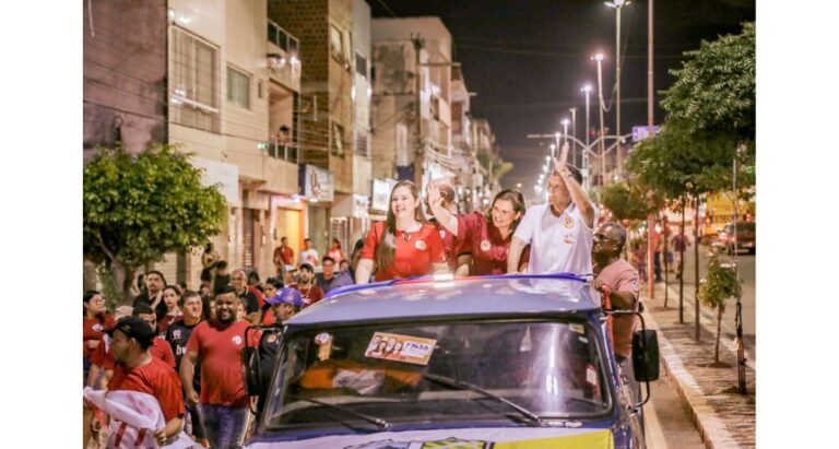 Em Toritama, Marília Arraes participa de histórica carreata com André de Paula e Helloysa Ferreira, candidata a deputada estadual