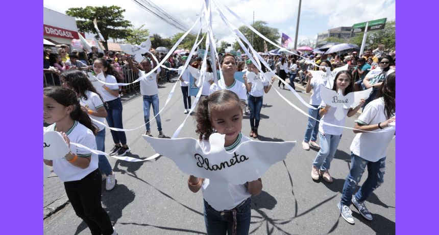 Multidão prestigia o desfile de 7 de setembro, em Caruaru