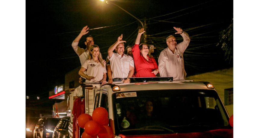 Marília Arraes e André de Paula participam de grande carreata em Caruaru