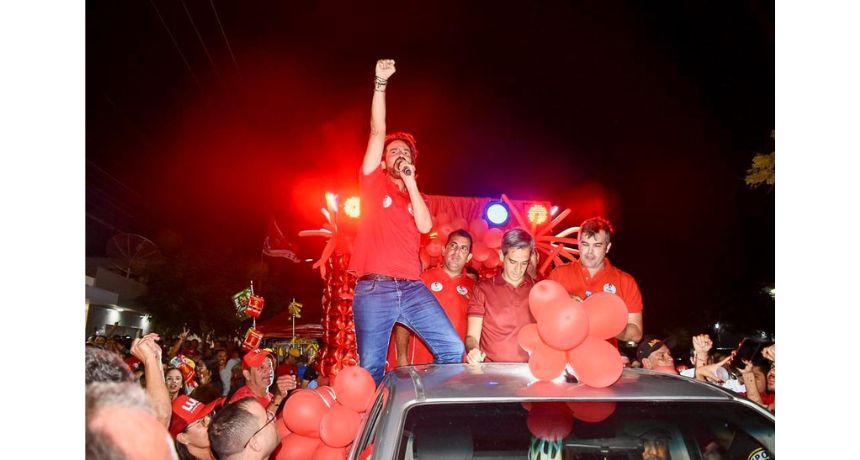 Em último domingo de campanha, multidão invade as ruas de Santa Cruz do Capibaribe em apoio a Diogo Moraes e candidatos da Frente Popular